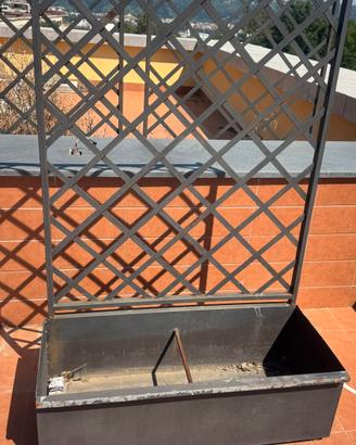 Fioriera da esterno in metallo con grigliato