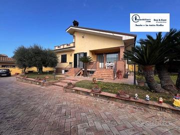 Casa indipendente di 265 m² con più di 5 locali a 