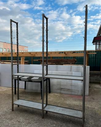 Scaffalatura in metallo