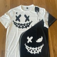 t-shirt bianca e nera
