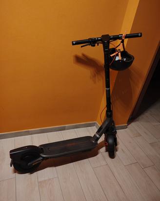 Monopattino Elettrico Ninebot F3 E. 