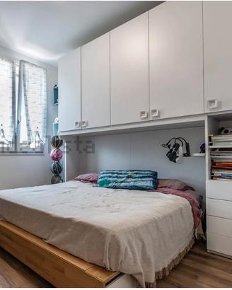 Armadio a ponte con letto matrimoniale