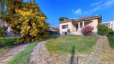 Villa indipendente con ampio giardino