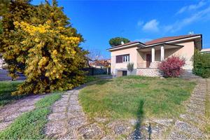Villa indipendente con ampio giardino