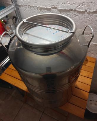 Due fusti in acciaio per olio di oliva