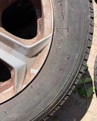 6 gomme misura 205/65/16 con cerchi in lega