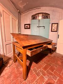 Vecchio tavolo da disegno