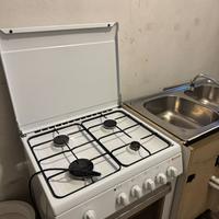 Cucina a 4 fuochi e lavello cucina con mobile