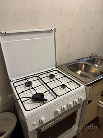 Cucina a 4 fuochi e lavello cucina con mobile