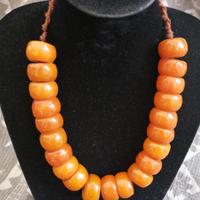 collana in ambra fenolica