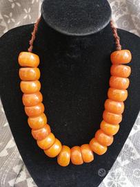 collana in ambra fenolica