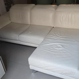 divano bianco in pelle + 2 poltrone in tessuto