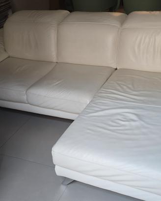 divano bianco in pelle + 2 poltrone in tessuto