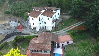 Villa bifamiliare Bagni di Lucca [UM136GBVRG]
