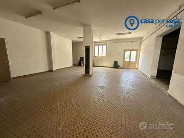 Complesso con tre magazzini e terreno edificabile