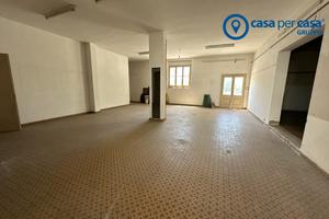 Complesso con tre magazzini e terreno edificabile