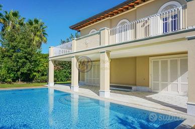 Villa di 550 m² con più di 5 locali a Forte dei Ma