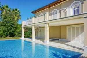 Villa di 550 m² con più di 5 locali a Forte dei Ma