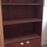 LIBRERIA IN LEGNO CON RIPIANI E ANTE