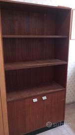 LIBRERIA IN LEGNO CON RIPIANI E ANTE