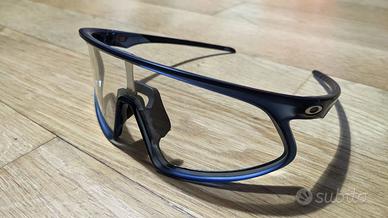 Occhiali sportivi Oakley modello RSLV