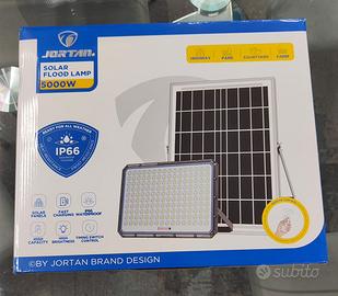 Faro con pannello solare da 5000w