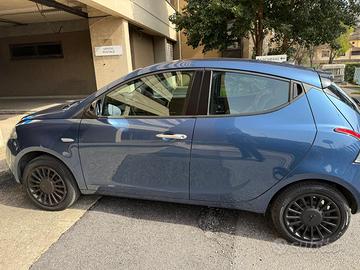 Lancia ypsilon hybrid del 2023