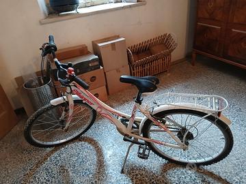 bici bicicletta  bambina bianca e rosa