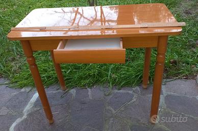 Tavolino con cassetto