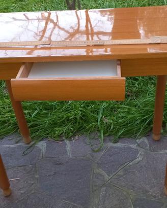Tavolino con cassetto