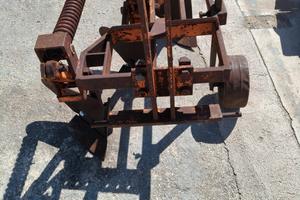 Aratro 3 vomeri a molle