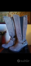 Stivali pelle scamosciata grigia. Numero 39