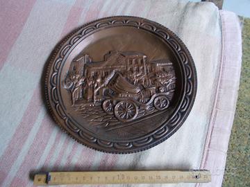 Piatto di rame con auto d'epoca