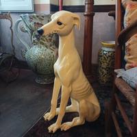 levriero in porcellana bianca