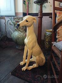 levriero in porcellana bianca