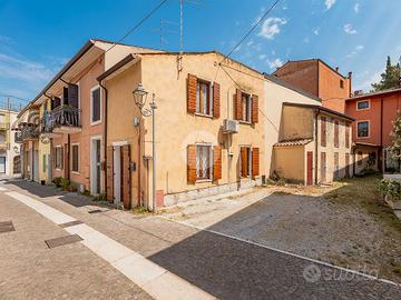 2 LOCALI A SOMMACAMPAGNA