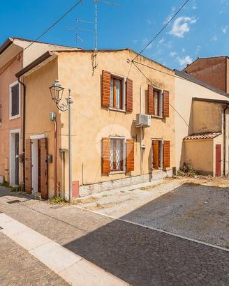 2 LOCALI A SOMMACAMPAGNA
