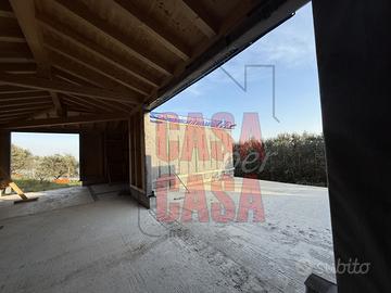 Casa singola in legno in costruzione