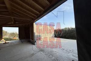 Casa singola in legno in costruzione