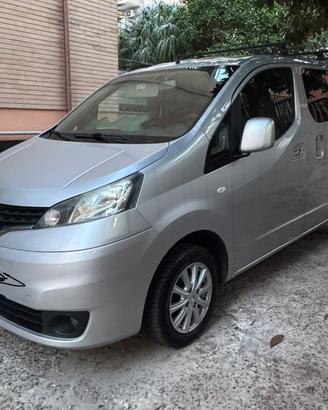 Minivan Nissan 1500 cc buone condizioni