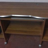 Scrivania porta PC con rotelle