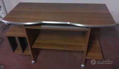 Scrivania porta PC con rotelle