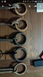 Anelli da muro antichi per legare i cavalli