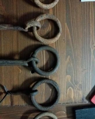 Anelli da muro antichi per legare i cavalli