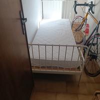 letto singolo IKEA con materasso