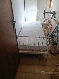 letto singolo IKEA con materasso