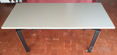 Design, modernariato. Tavolo o scrivania Estel