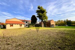 Porzione di bifamiliare con annesso rurale dalle m