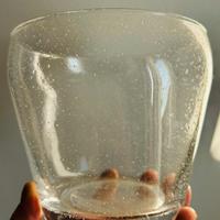 Vaso in vetro con un design a bolle.