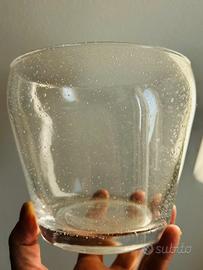Vaso in vetro con un design a bolle.